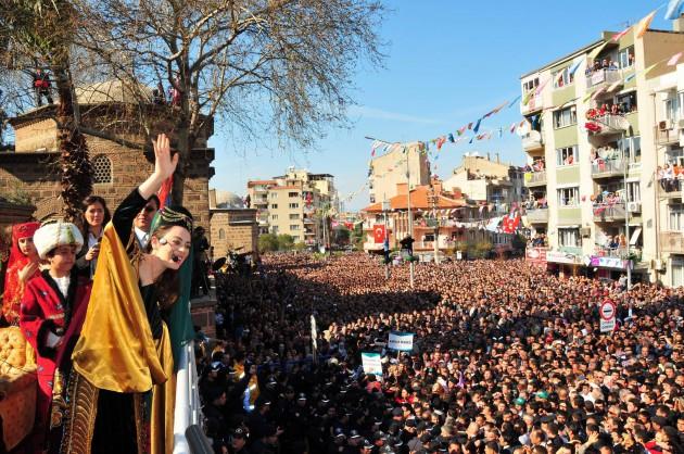 41 çeşit baharat karıştırılarak hazırlanan macunu yiyerek sağlığına kavuşan Hafsa Sultan, diğer hastalara da macunun verilmesini ister. Halktan gelen isteğin artması üzerine kağıtlara sardırılan macunun Sultan Camisi'nin kubbe ve minarelerinden saçılmasını buyurur. Halk, her yıl nevruzun kutlandığı 21 Mart'ta Sultan Camisi'nin önünde toplanır. Böylece Manisa Mesir Macunu Festivali doğar.