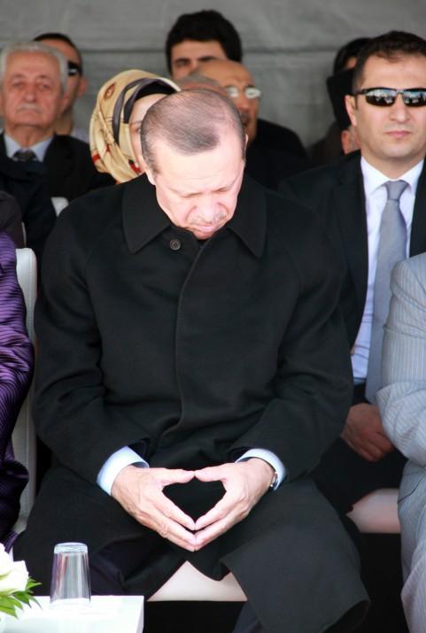 <p>Diyanet İşleri Başkanlığı Ahmet Hamdi Akseki Camii'nin açılış törenine TBMM Başkanı Cemil Çiçek, Başbakan Recep Tayyip Erdoğan, Başbakan Yardımcısı Bekir Bozdağ ile Çevre ve Şehircilik Bakanı Erdoğan Bayraktar katıldı.</p>