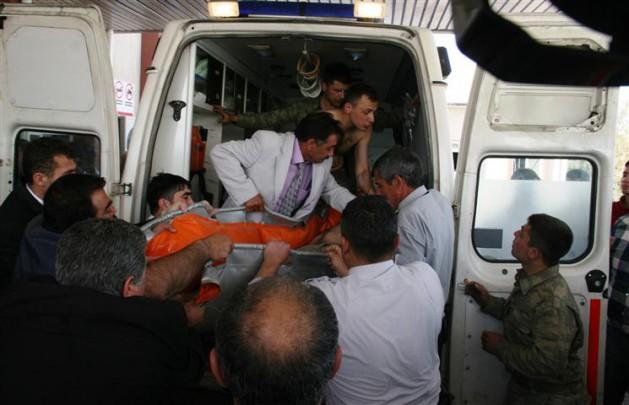 Iğdır'da askeri minibüsün kaza yapması sonucu yaralı olarak hastaneye kaldırılan 8 askerden biri şehit oldu.