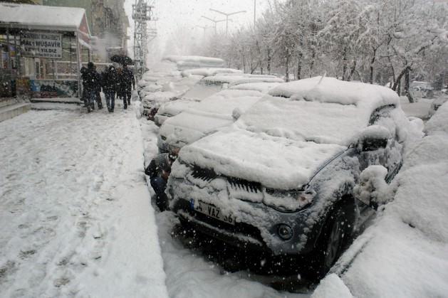 Hakkâri’nin Yüksekova ilçesinde dün akşamdan beri etkili olan yoğun kar yağışı hayatı olumsuz etkiliyor.
