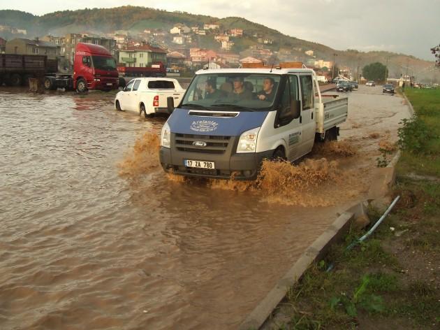 Çanakkale İl Afet ve Acil Durum Müdürlüğü, gün boyunca çeşitli ilçe ve köylerde, yağış nedeniyle 29 kişinin mahsur kaldığını açıkladı.
