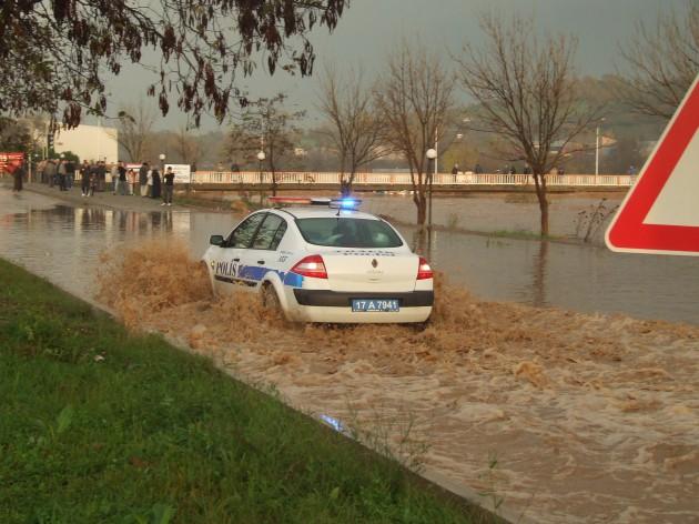 Çanakkale Afet ve Acil durum Müdürlüğü arama ve kurtarma ekipleri, AKUT ekibi, LİDAM derneği, İlçe özel idaresi, İlçe belediye, DSİ ekipleri, Karayolları, Jandarma ve Sahil Güvenlik ile yapılan çalışmalar sonucu, mahsur kalan tüm vatandaşlar kurtarıldı.