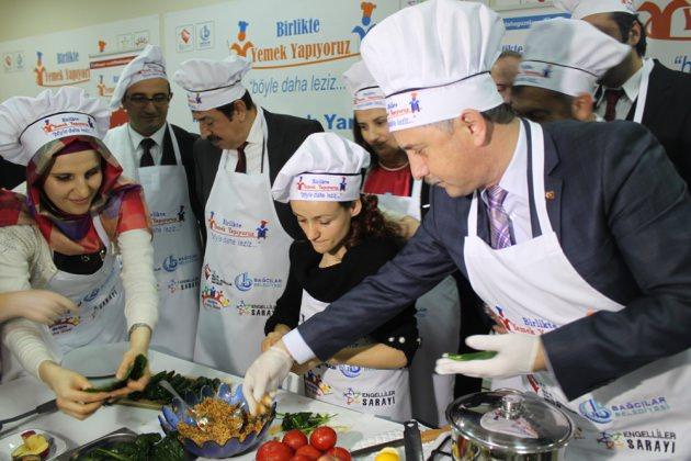 <p>Türkiye'nin 7 Bölgesi'nden görme, işitme ve bedensel engelli toplam 21 yarışmacı ve 7 ünlü katılımcıdan oluşan 7 takım; 7 bölgeye özgü olarak seçilen yemekleri yapmak için yarıştı.</p>