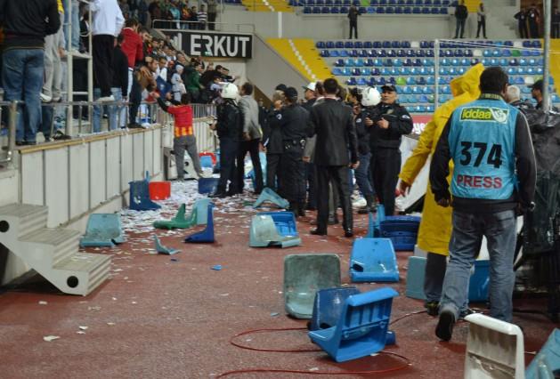 Kadir Has Stadı'nda Kayserispor ve İstanbul Büyükşehir Belediyespor arasında oynanan karşılaşmanın devre arasında çıkan arbedede bir taraftarın polisin kafasına sandalye ile vurması kare kare objektiflere yansıdı.