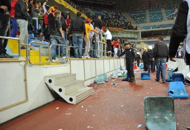 İlk yarısı 0-0 biten karşılaşmanın devre arasında özel güvenlikçiler bir Kayserispor taraftarını tribünden almaya çalıştı. 