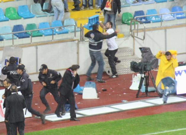 Taraftarlar yerinden söktükleri sandalyeleri polisin üzerine fırlattı. Bir taraftarın polisin kafasına sandalye ile vurması objektife yansıdı.