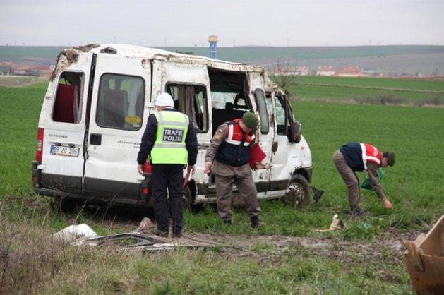 <p>Kırklareli'den Edirne'deki okullarına giden öğrencilerin bulunduğu servis aracı takla attı. Olayda bir kişi yaşamını yitirdi. Hayatını kaybeden öğrencinin babası olay yerinde gözyaşları içinde bir istekte bulundu.</p>