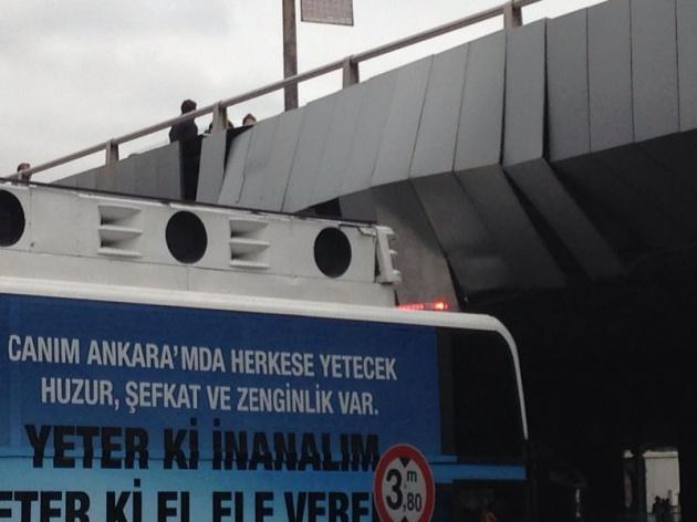 <p>CHP Ankara B&uuml;y&uuml;kşehir Belediye Başkanı Mansur Yavaş&rsquo;ın se&ccedil;im otob&uuml;s&uuml; kaza yaptı. Kızılay Meydanı&rsquo;ndan Sıhhiye istikametine doğru giden se&ccedil;im otob&uuml;s&uuml;, g&ouml;revlilerin dikkatsizliği sonucu Sıhhiye k&ouml;pr&uuml;s&uuml;n&uuml;n altında sıkıştı.</p>