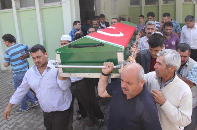 <p>Manisa'nın Soma ilçesinde meydana gelen maden kazasında hayatını kaybeden işçilerden Ahmet Çelik'in cenazesi Adana'da gözyaşları arasında toprağa verildi.</p>