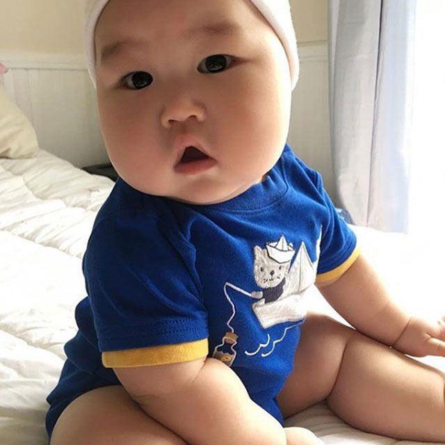 <p>İnstagramda <strong>Tiny Gentle Asians </strong>ismine ait bir kullanıcı hesabına sadece Asyalı bebeklerin fotoğraflarını paylaşarak kısa sürede ünlülerin dikkatini çekti.</p>

