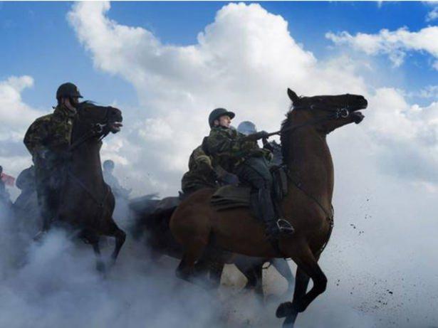 <p><strong>Kraliyet Muhafızları</strong><br />
Hollanda askerlerini genelde hayvanlarla yetiştirmek istiyor. Fotoğrafta, askerler duman bombalarının içerisinde atlarını sürmeye çalışıyorlar.</p>