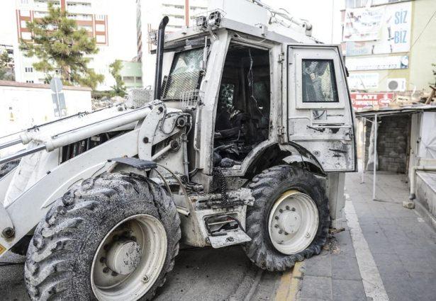 <p> Tekel, Konak ve Mescit mahallelerindeki bazı cadde ve sokaklarda kazılan hendeklerin kapatılması, barikatların kaldırılması, bölgenin teröristlerden arındırılması için 6 gün önce ilan edilen sokağa çıkma yasağının ardından başlatılan hava destekli operasyon sürüyor. </p>
