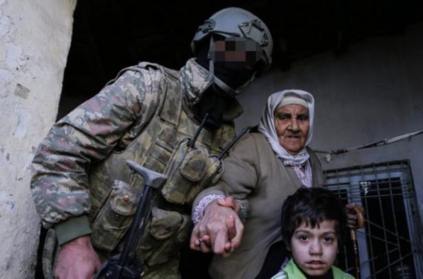 <p>Yanlarına bazı eşyalarını alan aile, Şırnak'taki akrabalarının yanına götürüldü.</p>