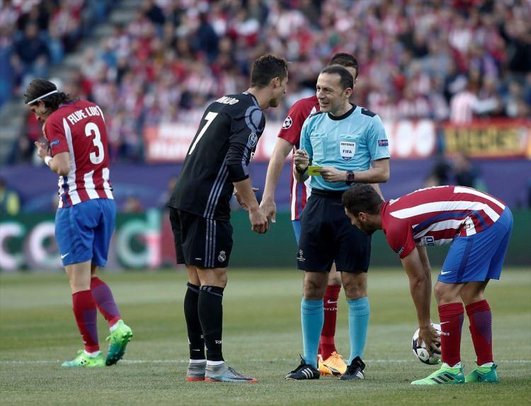 <p>UEFA Şampiyonlar Ligi yarı finalinde 3-0 kazandığı maçın rövanşında Real Madrid'i sahasında ağırlayan Atletico maça fırtına gibi başladı. Saul Niguez'in 12. dakikadaki golüyle öne geçen Atletico Madrid, 16. dakikada penaltı kazandı.</p>
