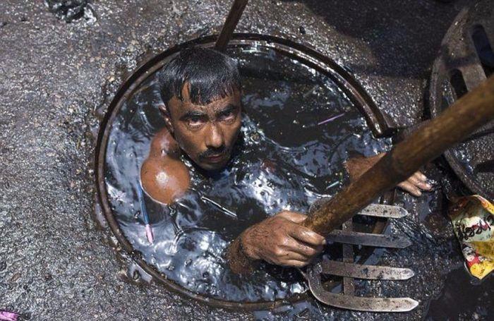 <p>Bangladeş'te tıkanan kanalizasyonu açamaya çalışan bir işçi işte böyle görüntülendi.</p>

<p> </p>
