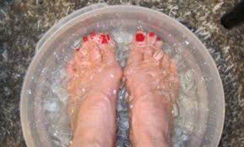 <p>Ayaklarını sadece 15 saniye buzlu suda bekletenler çok faydalı sonuçlar aldığını söylüyor.</p>
