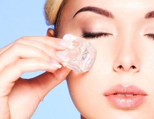 <p>Küçük bir <strong>plastik torba içine bir miktar ezilmiş küçük buz</strong> parçaları koyun ve dairesel hareketlerle ağıran bölgeye masaj yapın.</p>