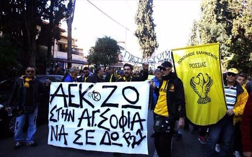 <p>AEK taraftarı sokağa dökülerek, yaşananları protesto etti. Yaklaşık sekiz bin taraftarın katıldığı yürüyüşte, stadın yapılacağı bölgenin başındaki belediye başkanı karşıtı sloganlar atıldı.  </p>
