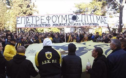 <p>AEK taraftarı sokağa dökülerek, yaşananları protesto etti. Yaklaşık sekiz bin taraftarın katıldığı yürüyüşte, stadın yapılacağı bölgenin başındaki belediye başkanı karşıtı sloganlar atıldı.  </p>
