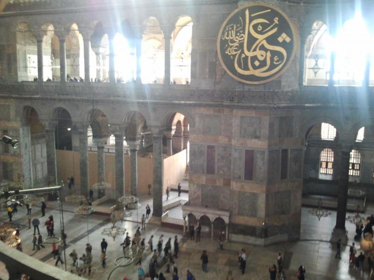 <p>1847’de Osmanlı padişahı Abdülmecid tarafından Ayasofya Camii’nin restorasyonuyla görevlendirilen İtalyan asıllı mimar Gaspare Fossati tarafından sütuna gizli olarak işlenen masonik gönye-pergel simgesi hakkında bilgi veren Erhan Altunay,</p>
