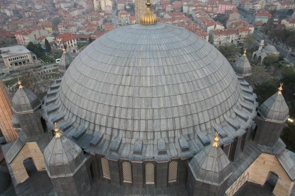 <p><strong>Harcına peygamber tükürüğü</strong><br />
Peygamber Efendimiz doğunca Ayasofya'nın kubbesi çöktü. Uzun süre tamir edilemedi. Hızır aleyhisselam, “Hazreti Muhammed'in tükürüğünden alıp, zemzem suyu ile birlikte kirece karıştırın, tamir edin” dedi. Ricalarını kabul eden Hazreti Muhammed, “Onunla ayakta durup ümmetime nasip olsun” diye duada bulundu. Kubbelerin Resullah'ın ağız suyu ile yapılan yeri hâlâ aydınlık.</p>
