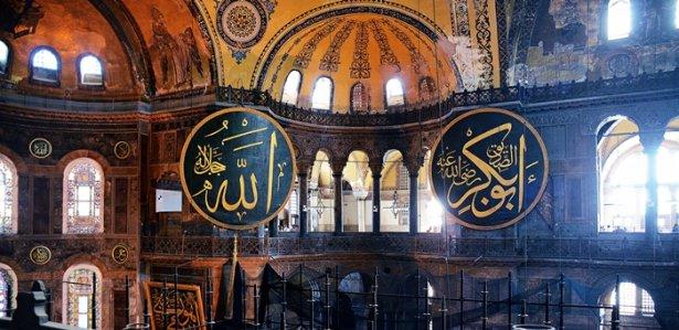 <p>Ayasofya camiye çevrildikten sonra içine pekçok İslam motifi yerleştirildi. Kubbesine Allah, Muhammed, Ebubekir, Ömer, Osman, Ali lafzları 7,5 metre çapındaki dev levhalara yazıldı. Bu levhalar, Ayasofya 1935'te müzeye çevrilince söküldü ancak çok büyük olduğu için kapıdan çıkarılamadı. Çünkü çıkarılamasın diye caminin içinde yapılmışlardı.<br />
<br />
<strong>Kaynak: Fatih Selek - Türkiye</strong></p>
