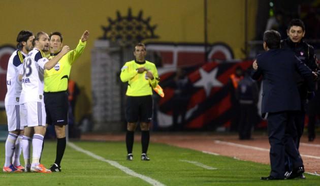 <p>Aydınus'lu 8 maçta tek galibiyet-- Fırat Aydınus son 2 sezonda Fenerbahçe'nin 8 maçına çıktı. Fenerbahçe 1 galibiyet 4 beraberlik, 3 yenilgi aldı. Kariyerinde Fenerbahçe'nin 30. maçına çıkan Aydınus 7 Fenerbahçeliye kırmızı kart gösterdi.</p>
