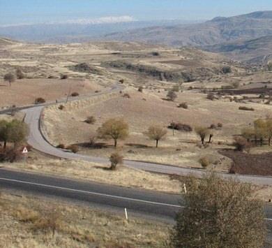 <p><strong>Karasar Geçidi</strong><br />
1950 metre yükseklikte, Sivas'ta yer alan bir dağ yoludur.</p>