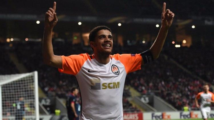 <p>Taison ve...</p>

<p>Yine de Lens için imkanlarızorlayacak Sarı-Lacivertliler, bu oyuncunun alternatiflerini de belirledi. Shakhtar Donetsk'li Taison'ı imza aşamasına getiren Sarı-Lacivertli yönetimin son bombası da Premier Lig'den...</p>
