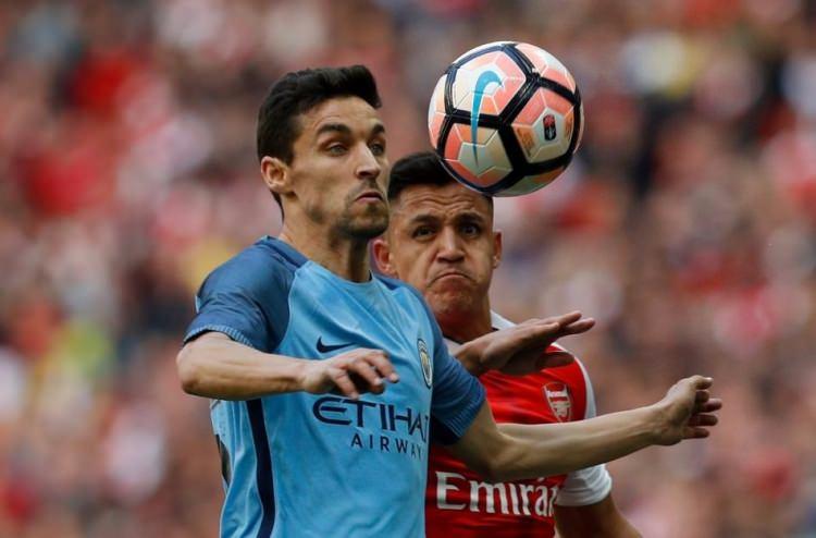 <p>Navas gelişmesi</p>

<p>Lens'te pürüz çıkması durumunda sezon sonu Manchester City ile sözleşmesi bitecek olan Jesus Navas'a imza attırılacağı iddia ediliyor.</p>
