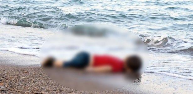 <p>3 yaşındaki Aylan’ın kıyıya vuran cansız bedeni Türkiye ve dünyayı gözyaşlarına boğdu.</p>
