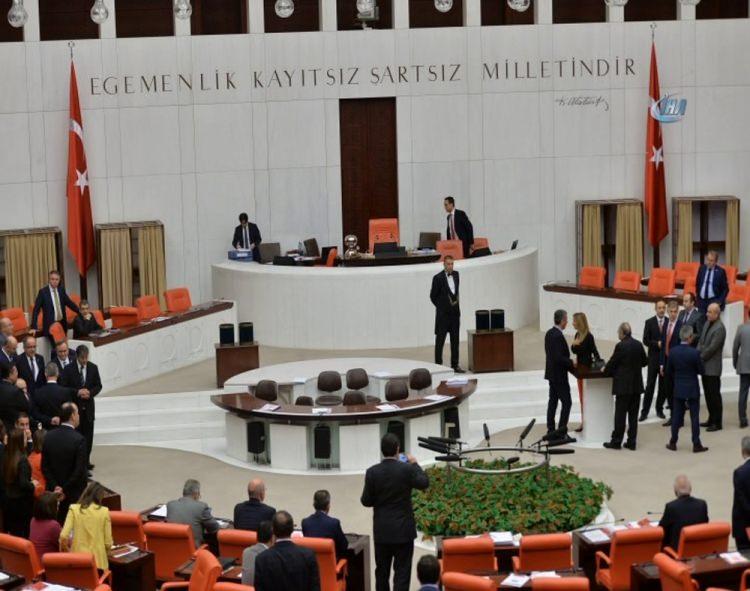<p>Bağımsız milletvekili Aylin Nazlıaka kendisini Meclis kürsüsünün mikrofonuna kilitledi. Nazlıaka kürsüden uzaklaştırılmaya çalışılırken olaylar çıktı.</p>
