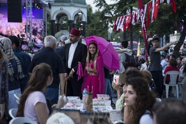 <p>Sultanahmet Meydanı'nda kurulan 15 bin kişilik dev sofrada, binlerce İstanbullu iftarını yaptı. </p>
