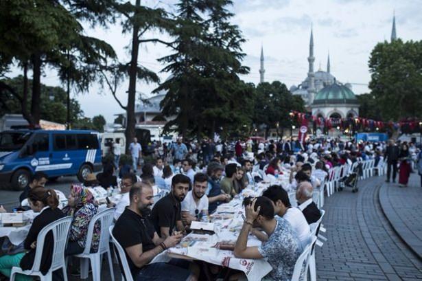 <p>Fatih Belediyesi tarafından düzenlenen program kapsamında, Sultanahmet Meydanı'nda 15 bin kişilik dev iftar sofrası kuruldu. </p>
