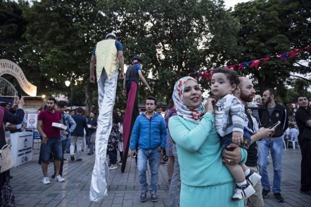 <p>İftar programına katılan bazı vatandaşlar, iftarın ardından akşam namazını kılmak için Sultanahmet Camisine gitti.</p>
