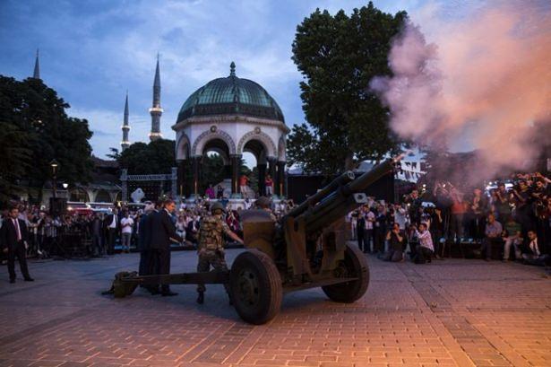 <p>Sultanahmet’i ziyaret edecek olanlara en iyi imkanı, en iyi ortamı oluşturmak için gayret gösterdiklerini aktaran Demir, "Netice itibarıyla ramazanda zamanın, mekanın ve insanın gerçek anlamda değerini bulduğu, anlamını bulduğu yegane yerdir burası. </p>
