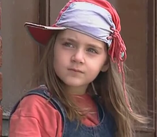 <p>1997-1999 yılları arasında yayınlanan Ayşecik dizisinde aynı adlı karakter rolü ile tanınan Ecem Kanun, daha sonra TV ekranlarında yer almadı. </p>
