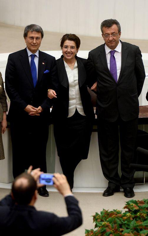 <p><span style="color:#FFD700"><strong>"Bu d&ouml;nem artık k&uuml;rs&uuml;ye &ccedil;ıkmayabilirim. 24. d&ouml;nemde, hepimizin &ccedil;ok &uuml;z&uuml;ld&uuml;ğ&uuml;, &ccedil;ok sinirlendiği ve zaman zaman da &ccedil;ok g&uuml;ld&uuml;ğ&uuml; anlar oldu. Dostluklar ve arkadaşlıklar kurduk.&nbsp;</strong></span></p>
