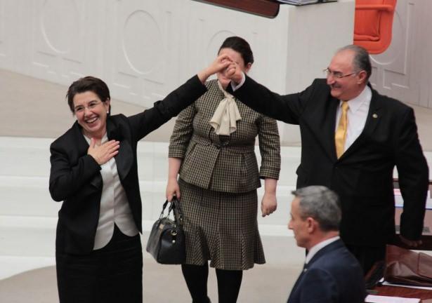 <p><span style="color:#FFD700"><strong>Bu d&ouml;nemde hayatını kaybeden t&uuml;m milletvekili arkadaşlarıma tekrar Allah'tan rahmet diliyorum. Şu anda rahatsız ve hasta olan milletvekili arkadaşlarıma Allah'tan şifa diliyorum.&nbsp;</strong></span></p>
