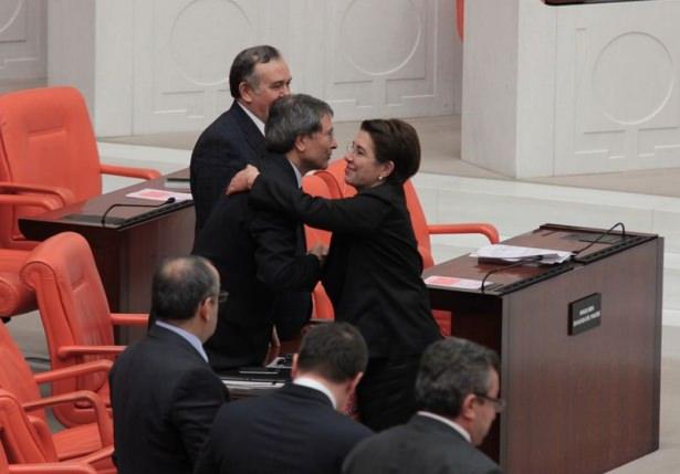 <p><span style="color:#FFD700"><strong>Daha sonra Bah&ccedil;ekapılı, Başkanlık Divanı'ndan inerek, milletvekilleri ile vedalaştı.</strong></span></p>
