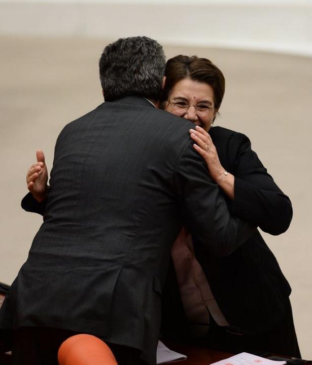 <p><span style="color:#FFD700">TBMM Başkanvekili Ayşe Nur Bahçekapılı, ''Hakkımı hepinize helal ediyorum'' diyerek veda etti.</span></p>