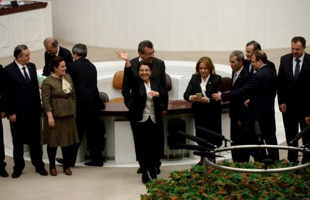 <p><span style="color:#FFD700"><strong>&nbsp;Veda sırasında CHP Grup Başkanvekili Engin Altay, Bah&ccedil;ekapılı'nın elini &ouml;pt&uuml;.</strong></span></p>
