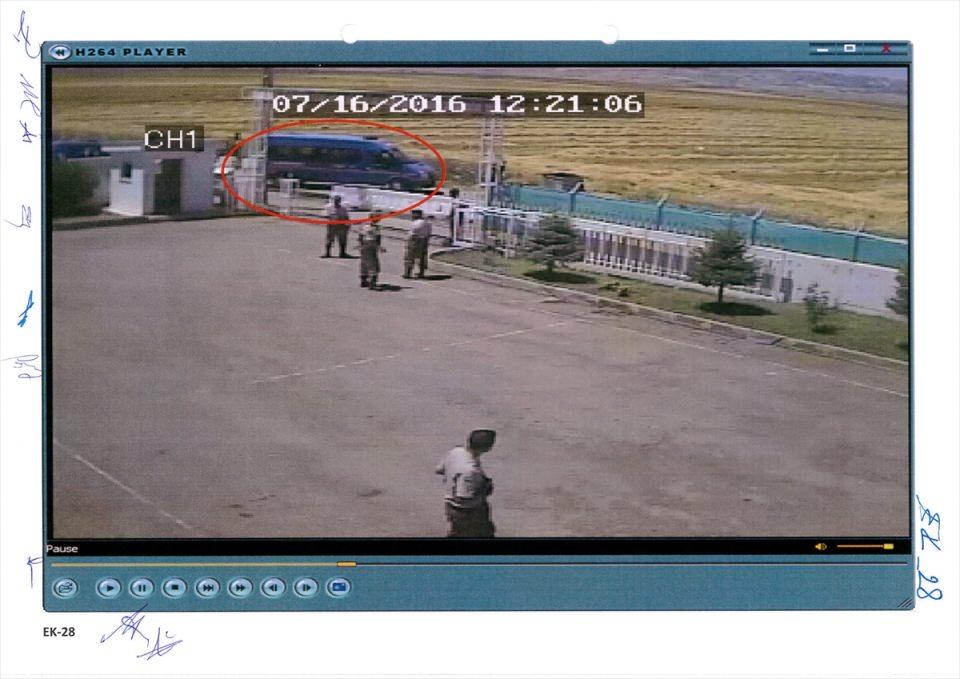 <p>Biniş, üzerinde siyah tişört ve sırtında çanta ile kelepçesiz olarak kameraya yansıdı. Jandarma görevlileri, saat 12.42'de Harun Biniş ve Kemal Batmaz'ı birbirine kelepçeledi.</p>