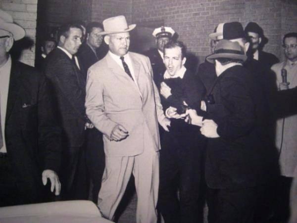 <p>Jack Ruby, ABD Başkanı John F. Kennedy'nin katil zanlısı Lee Harvey Oswald mahkemeye götürülürken kameralar karşısında öldürdü.</p>
<ul>
</ul>
