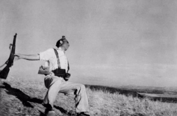 <p>Cumhuriyetçi Askerin Ölümü Karşılayışı <br />
<br />
Bir Rober Capa fotoğrafı. İspanyol iç savaşından. Yıl, 1936.</p>
