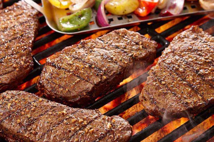 <p>Bu etin içinde bulunan myoglobin proteini ve kasların içinde bulunan suyun acığa çıkması bizde kan algısı yaratıyor. </p>