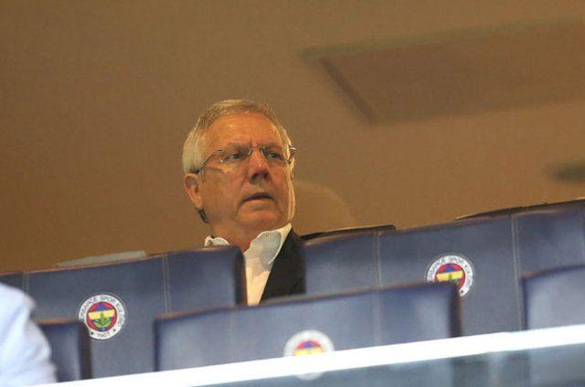 <p>Uzun süredir hedef alınan yönetim önce Kadıköy’de Süper Lig’de Alanyaspor karşısında alınan beraberlik ardından yaşanan Manchester faciasıyla camia kelimenin tam anlamıyla patladı.</p>
