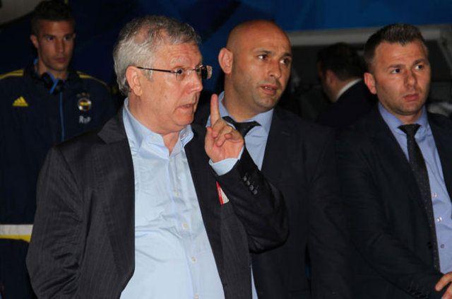 <p>İngiltere’den hayli morali bozuk dönen ve bir hayli sinirli olan başkan Yıldırım’ın kimseyle konuşmadığı öğrenilirken camianın tepkisine kulak verip görevi bırakacağı iddia edildi. </p>
