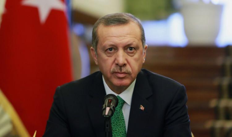 <p>İNANDIRICI OLAN SADECE CUMHURBAŞKANIDIR<br />
<br />
"Bunu Amerika yaptı, diyoruz ya... Bu yanlış. Amerika'da da Amerika'yı kontrol eden başka güçler var. Zaman alacak. Tehlike geçmemiştir. Ülkeyi yönetenler 'Biz yanlış yaptık, yanlış ettik' diyorlar. Bunlar olayları çözmez. İnandırıcı olan sadece Cumhurbaşkanıdır. Bir de o yolda olan Başbakan var. Onun dışındakileri zaman gösterecek."</p>