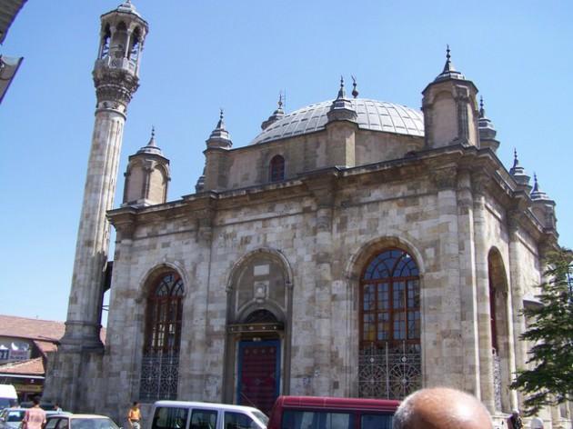 Sultan Abdülaziz yaptırdığı Aziziye Camii’nin kapısı üzerine tuğrası konuluyor. 1927’de bu kitabeler murç ile kazınıyor